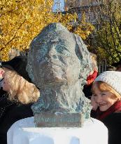 Bronze head of Japanese film director Shindo in Moscow