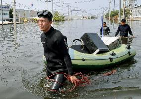 Japanese manager of submerged Thai plant retrieves hard-disk drives
