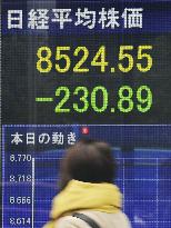 Japan stocks tumble on Italy debt woes