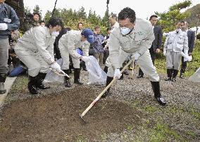 Environment minister Hosono joins decontamination work