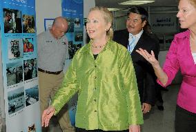 Clinton visits evacuation center in Bangkok