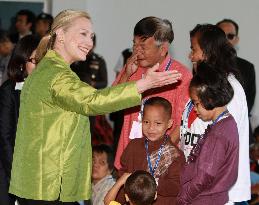Clinton visits evacuation center in Bangkok