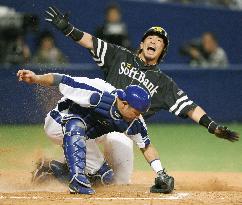 Softbank wins Game 5 of Japan Series