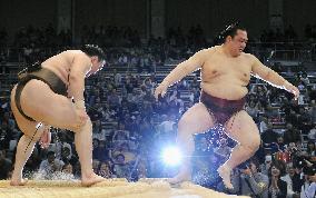 Hakuho beats Kisenosato