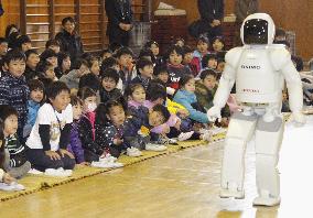 Fukushima children watch ASIMO robot