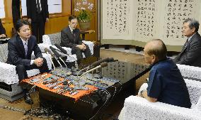 Foreign Minister Gemba, Okinawa Gov. Nakaima hold talks