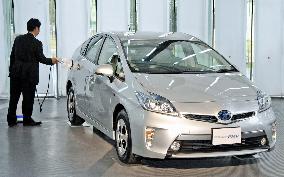 Toyota to launch Prius plug-in hybrid in Japan