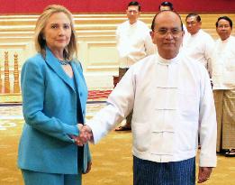 Clinton meets Myanmar's president