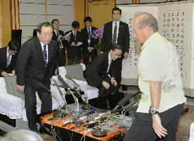 Defense minister apologizes to Okinawa gov.