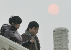 Heavy fog worsens air pollution in Beijing