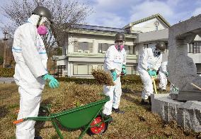 Ground troops decontaminate Fukushima
