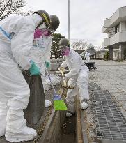 Ground troops decontaminate Fukushima