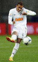 Santos' Danilo scores against Kashiwa