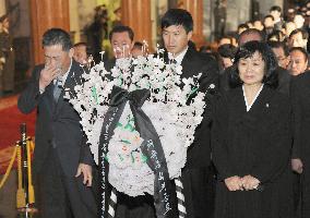 Mourners see Kim Jong Il's body