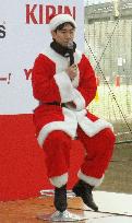 Footballer Kagawa turns into Santa Claus