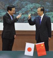 Japan PM Noda, China's Wen in Beijing