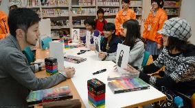 Children challenge pro artist in manga event