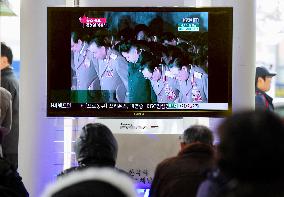 S. Koreans watch TV news related to Kim Jong Il's funeral