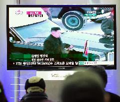 South Koreans watch TV news on Kim Jong Il's funeral
