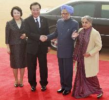 Japan PM Noda greeted by Indian PM Singh
