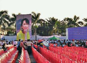 Fundraising concert for minority education by Suu Kyi's NLD
