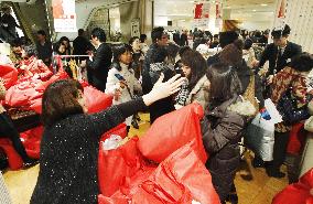 Dept. stores begin 2012 business with 'lucky bags'