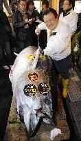 Tuna auctioned off for record price at Tsukiji market
