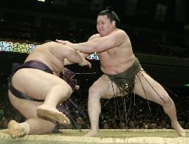 Hakuho beats Takekaze
