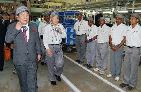 Industry minister Edano at auto plant in India