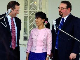 Suu Kyi holds talks with U.S. diplomats
