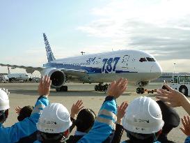 Boeing 787 debuts on international routes