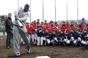 Griffey coaches children in Japan