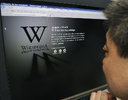 Wikipedia blacks out English site