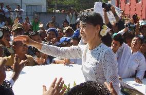 Suu Kyi registers candidacy in parliamentary by-elections