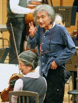 Conductor Ozawa shows rehearsal to students
