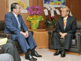 New defense chief meets Okinawa gov.