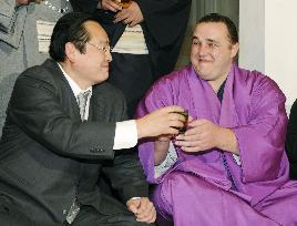 Baruto clinches 1st title at New Year sumo