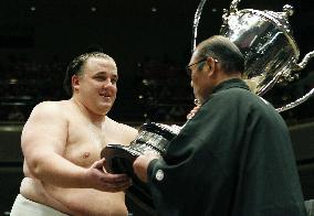 Baruto wins New Year sumo