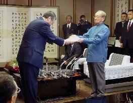 Defense chief Tanaka meets Okinawa Gov. Nakaima