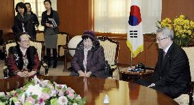 S. Korean foreign minister meets ex-'comfort women'