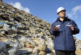 Environment Minister Hosono inspects debris storage site