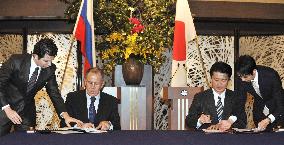 Japanese, Russian foreign ministers sign agreement