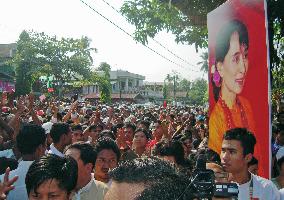 Suu Kyi on 1st party campaign trip
