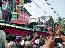 Suu Kyi on 1st party campaign trip
