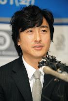 S. Korean striker Ahn retires
