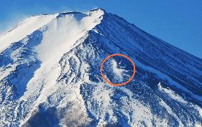 Bird-shaped snow on Mt. Fuji