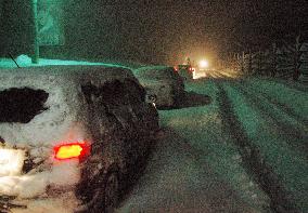 Cars trapped in snow in Aomori Pref.