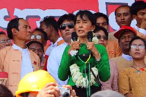 Suu Kyi on campaign tour