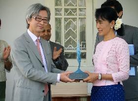 Suu Kyi receives UNESCO award