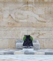 Mourning wreath in front of Greek parliament